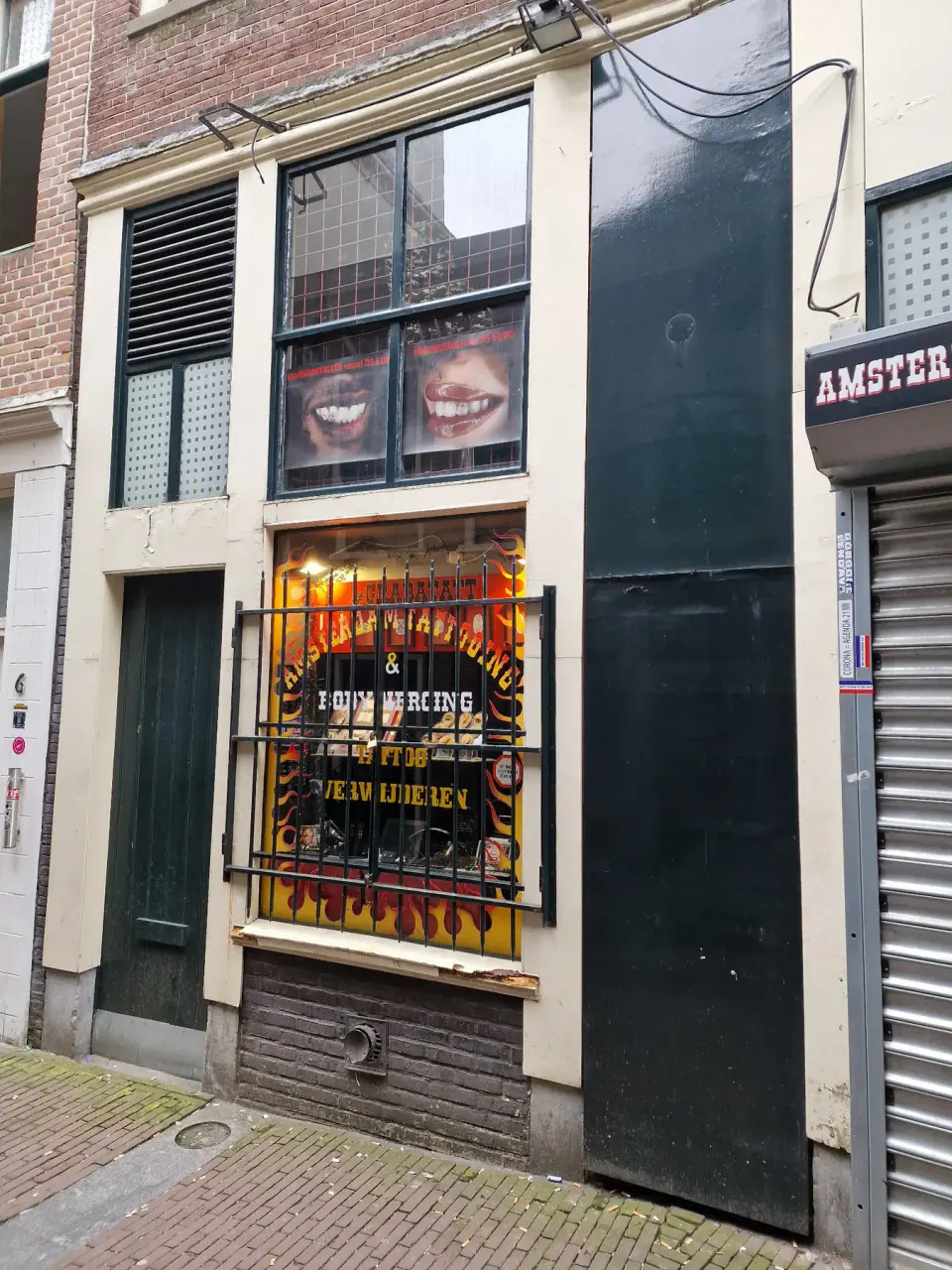 Houten winkelgevel van Amsterdam Tattooing voor de renovatie