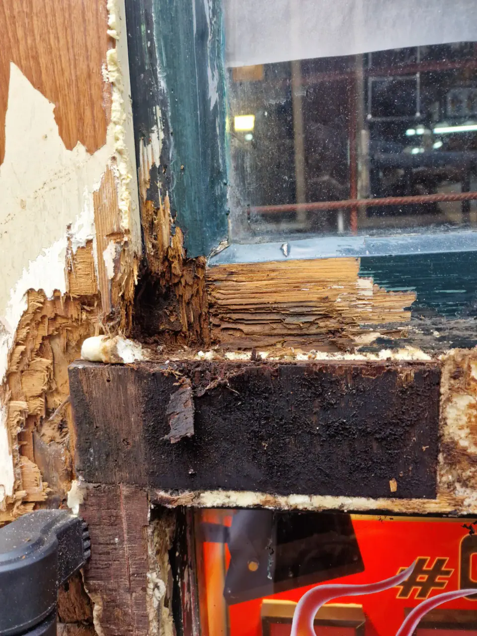 Ernstige houtrot in een opengelegde hoekverbinding van de gevel