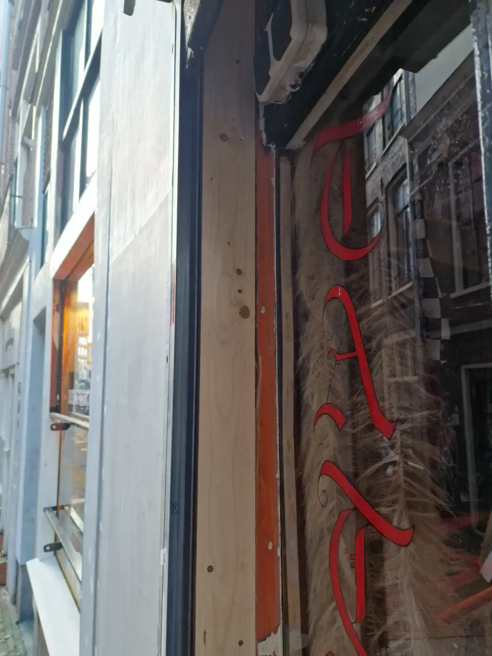Nieuwe houten stijl tijdens de renovatie van de winkelgevel
