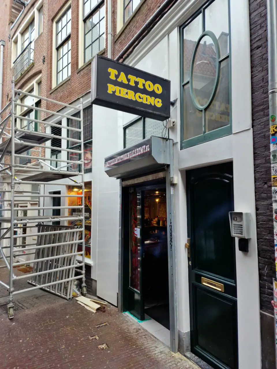 Voorbereide winkelgevel na uitgebreide houtvervanging