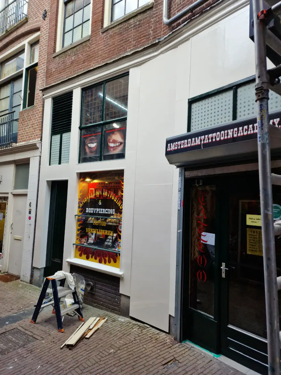 Schilderwerk met Sigma aan de vernieuwde winkelgevel