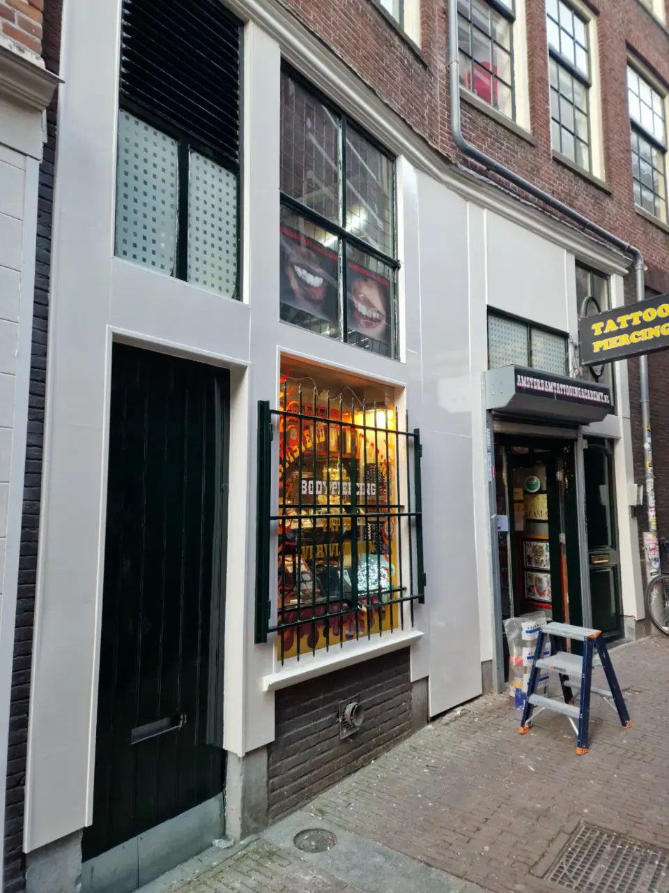 Gerenoveerde winkelgevel van Amsterdam Tattooing