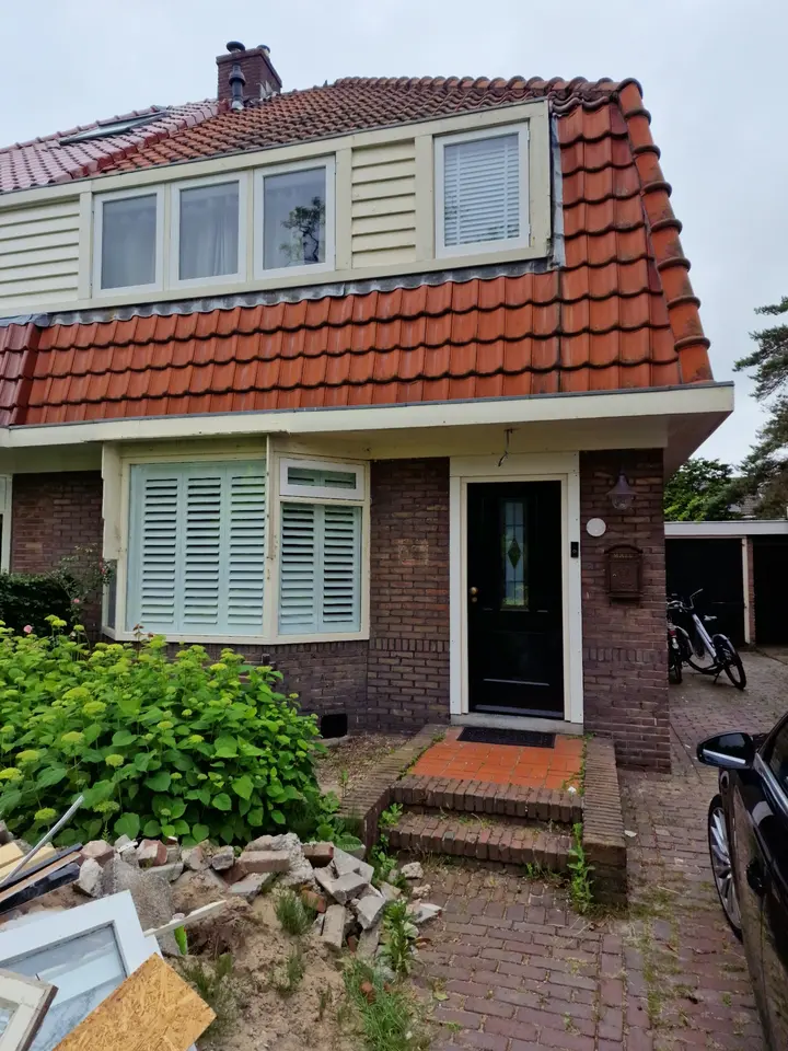 Woning in Beverwijk vóór het buitenschilderwerk en de houtrotreparaties