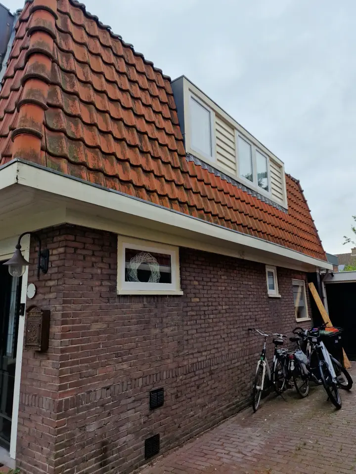 Zijgevel van de woning in Beverwijk vóór de renovatie