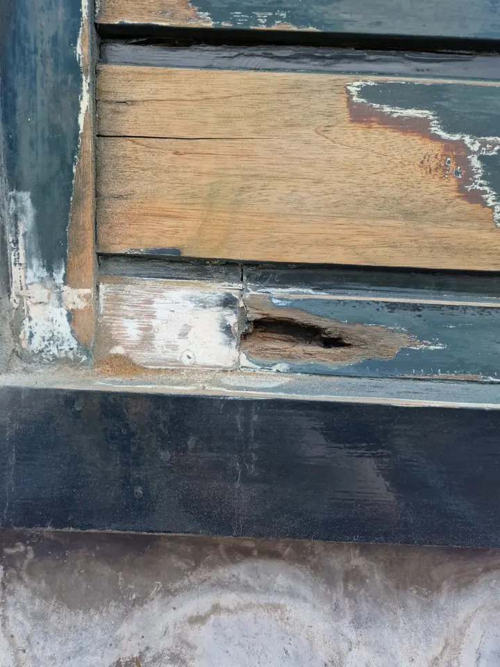 Houtrot in de onderzijde van een houten garagedeur
