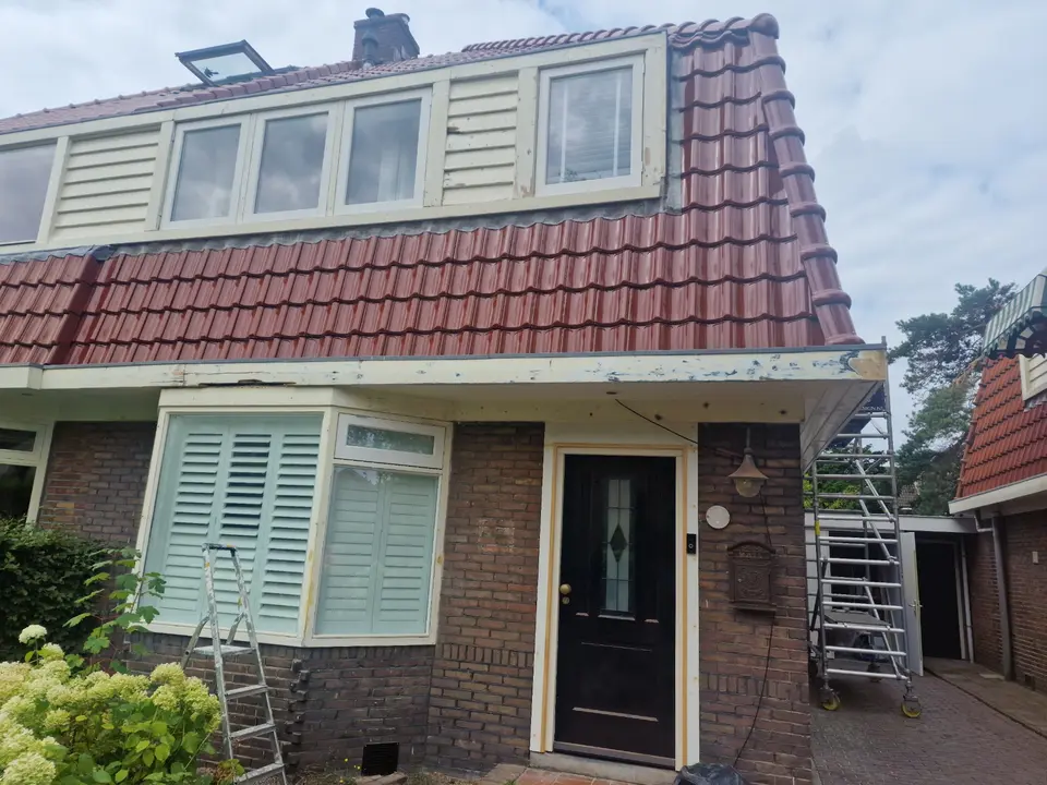 Voorgevel tijdens herstel en voorbereiding van dakranden en dakkapellen