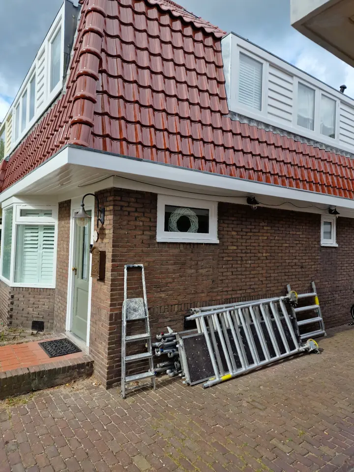 Eindresultaat van het buitenschilderwerk aan de zijgevel