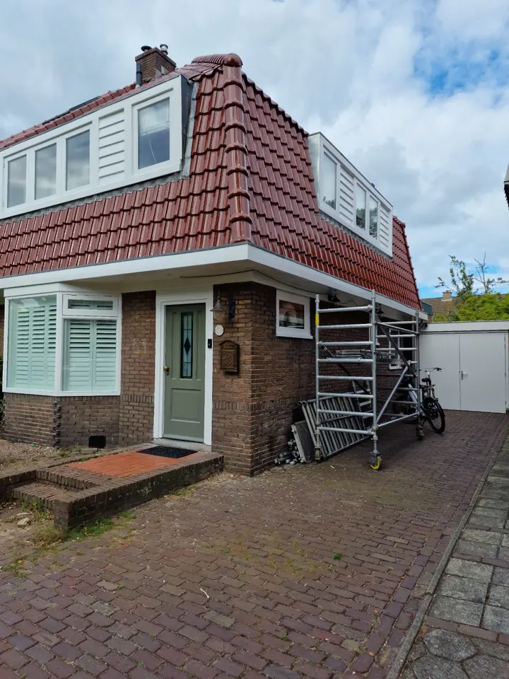 Afgeronde buitenrenovatie van de woning in Beverwijk vanuit een tweede hoek
