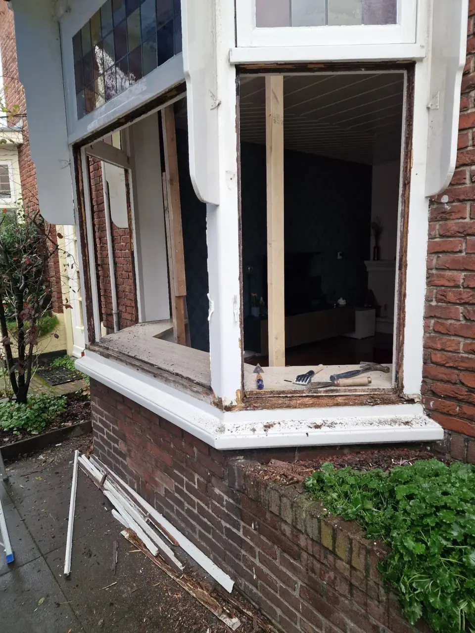 Houten erker in Beverwijk na het verwijderen van de bestaande beglazing