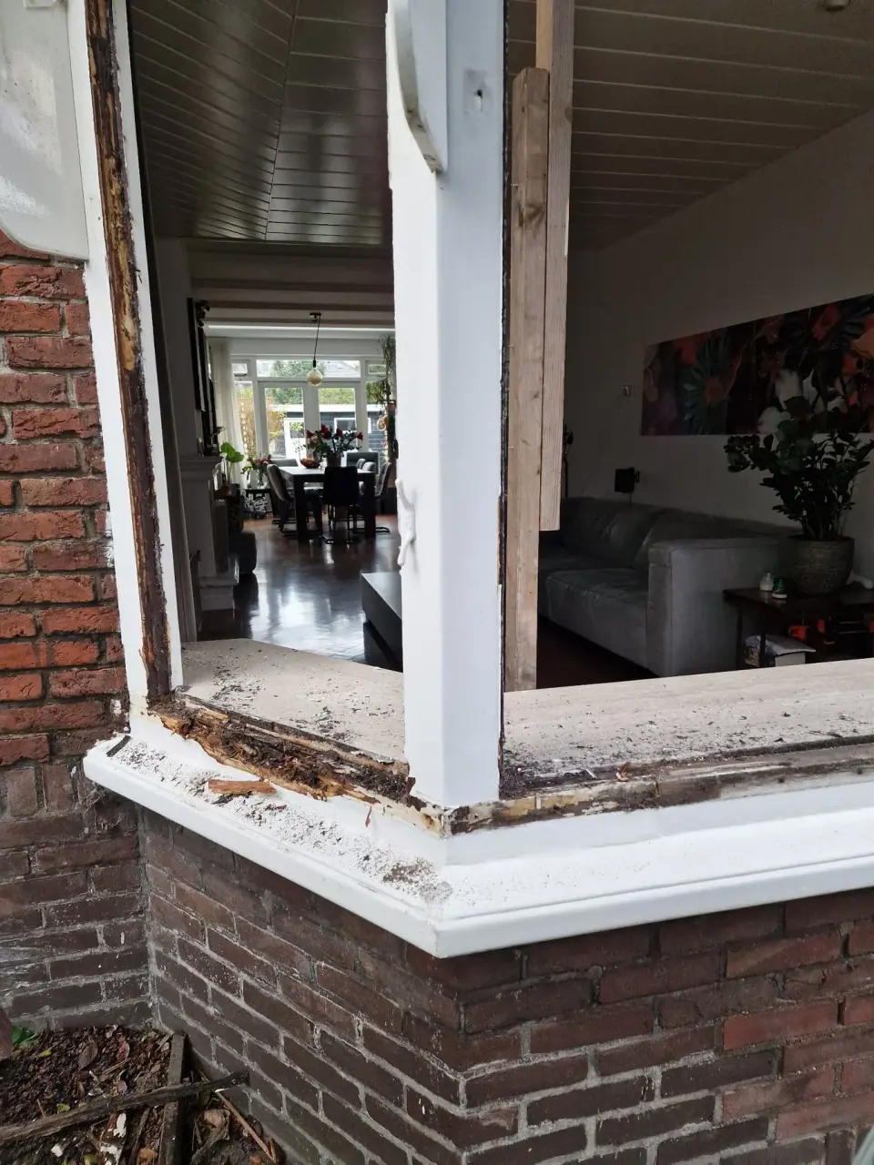 Houtrotschade aan de onderdorpel en stijlen van een erker