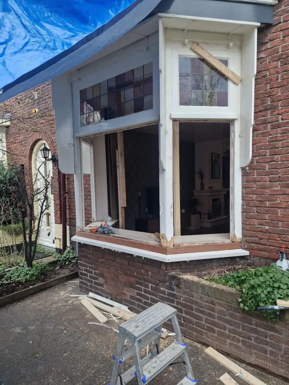 Erker tijdens de voorbereiding van het houtwerk en de glassponningen