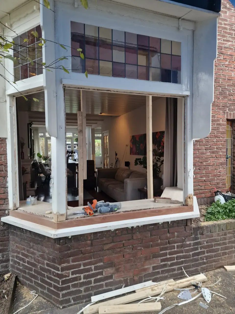 Herstelde stijlen, dorpels en aansluitingen van de houten erker