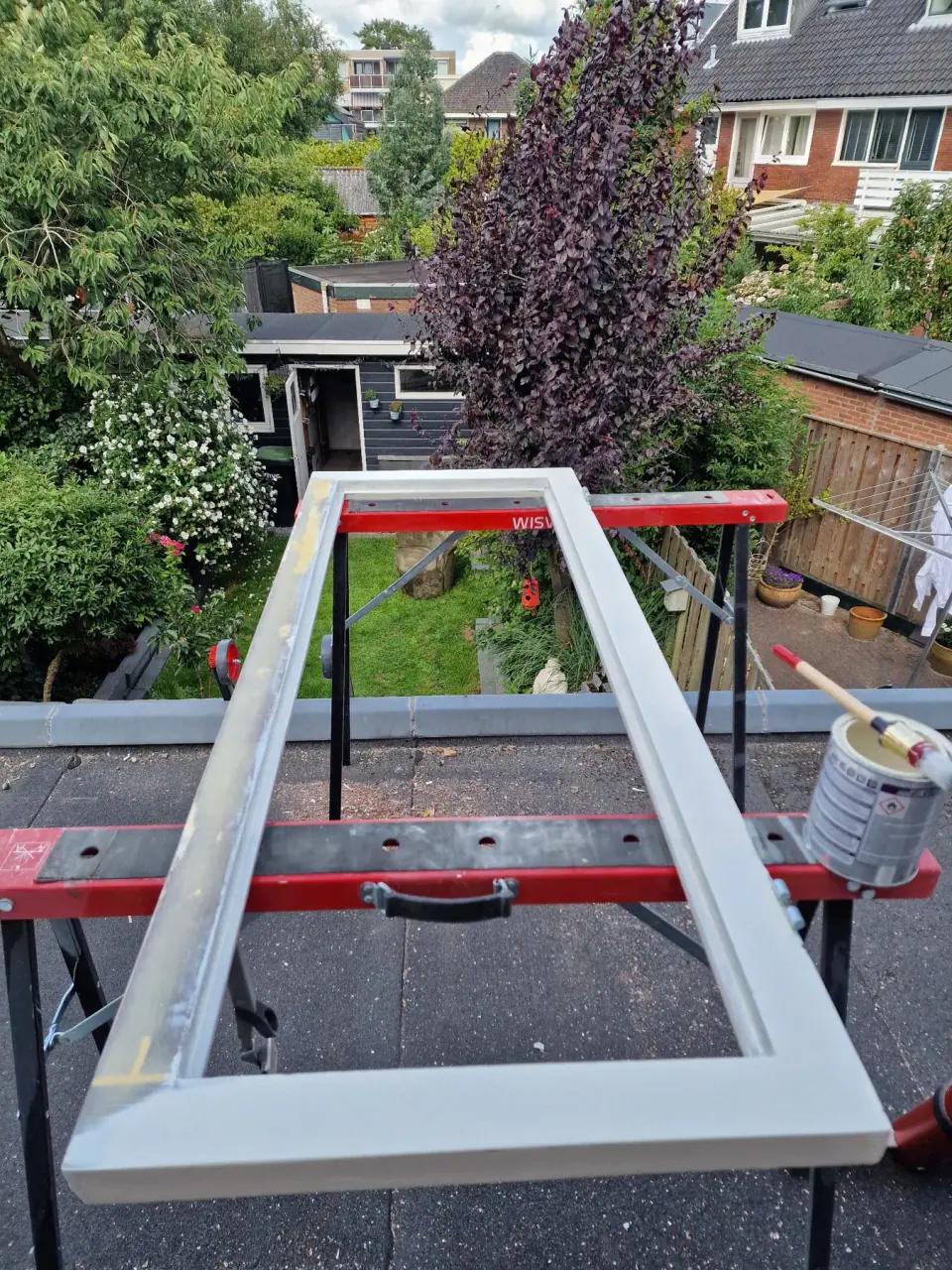 Hersteld en gegrond raam van een dakkapel voor montage
