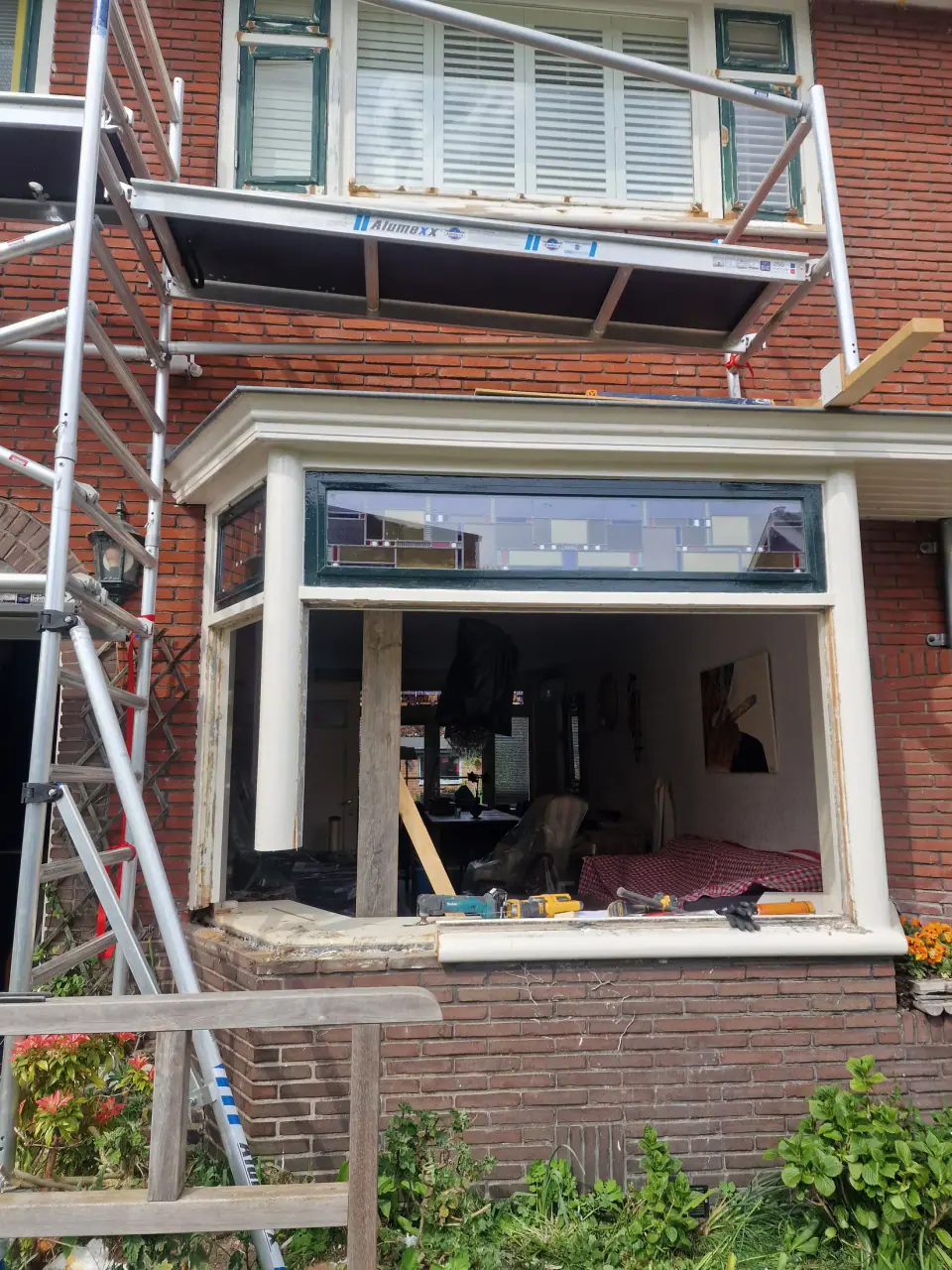 Erker tijdens demontage van glas en aangetaste houten onderdelen