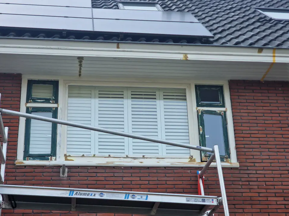 Kozijnen en boeidelen op de eerste verdieping tijdens herstel