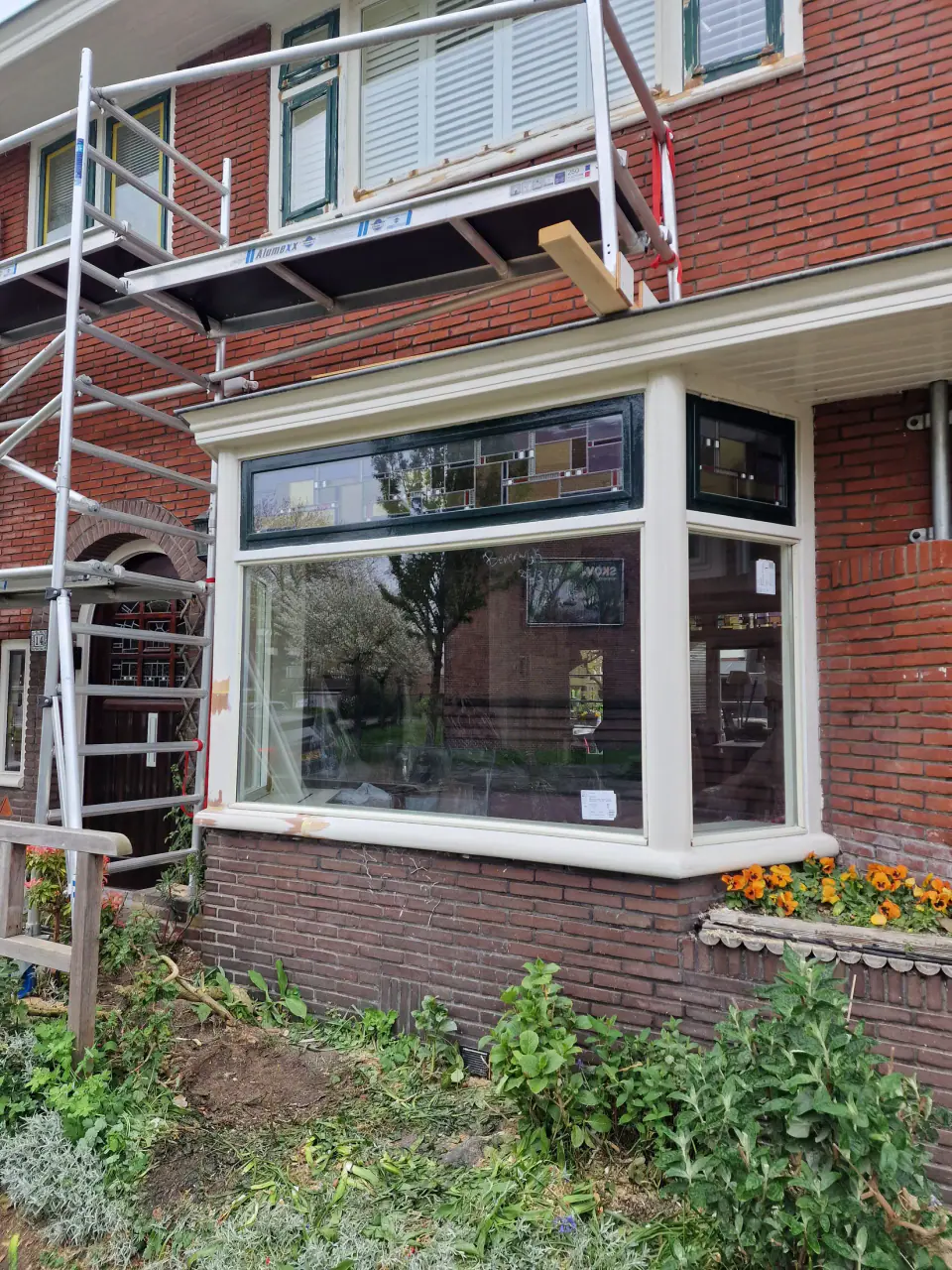 Nieuw HR++-glas in de erker tijdens de voorbereidingsfase