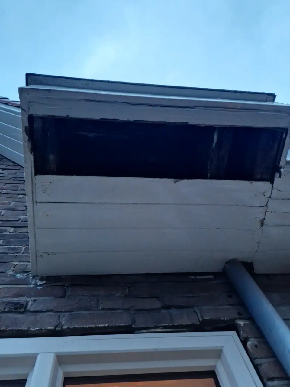 Lekkend houten overstek in Haarlem voor de reparatie