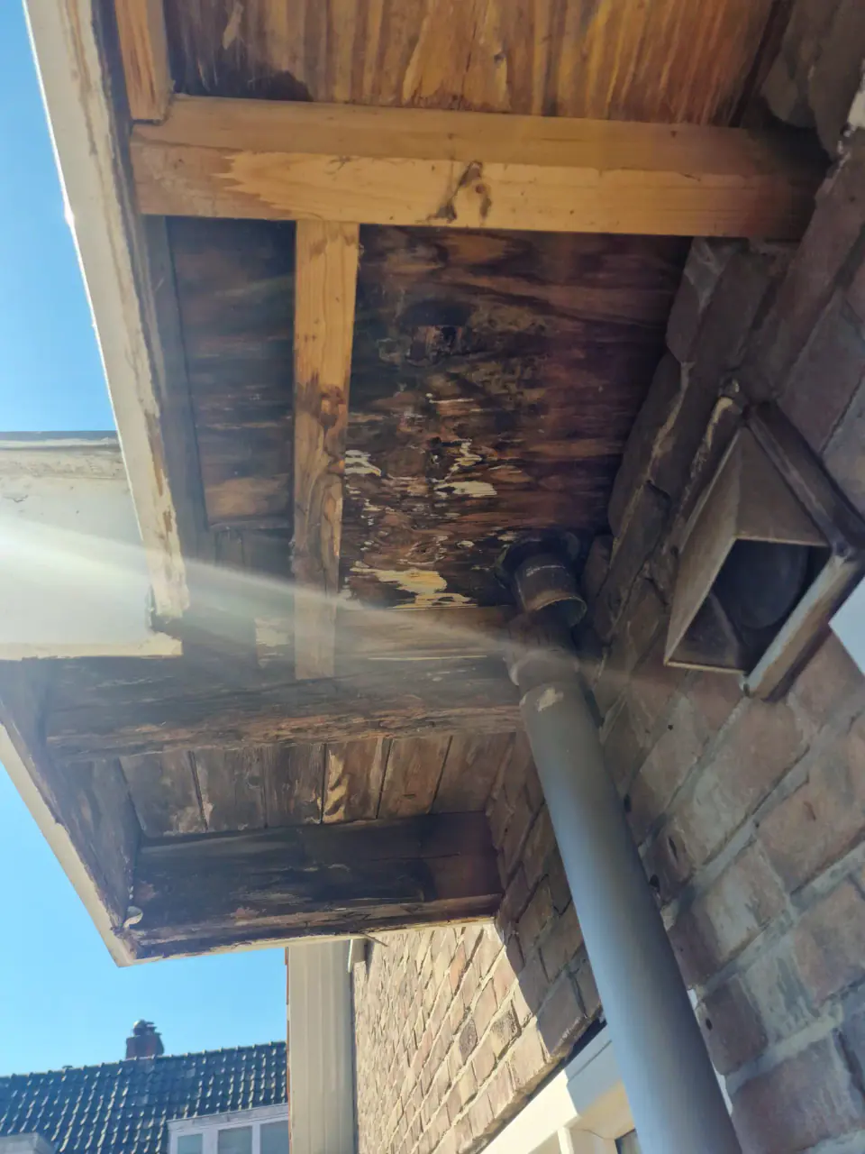 Opengewerkte houten constructie van het overstek tijdens de reparatie