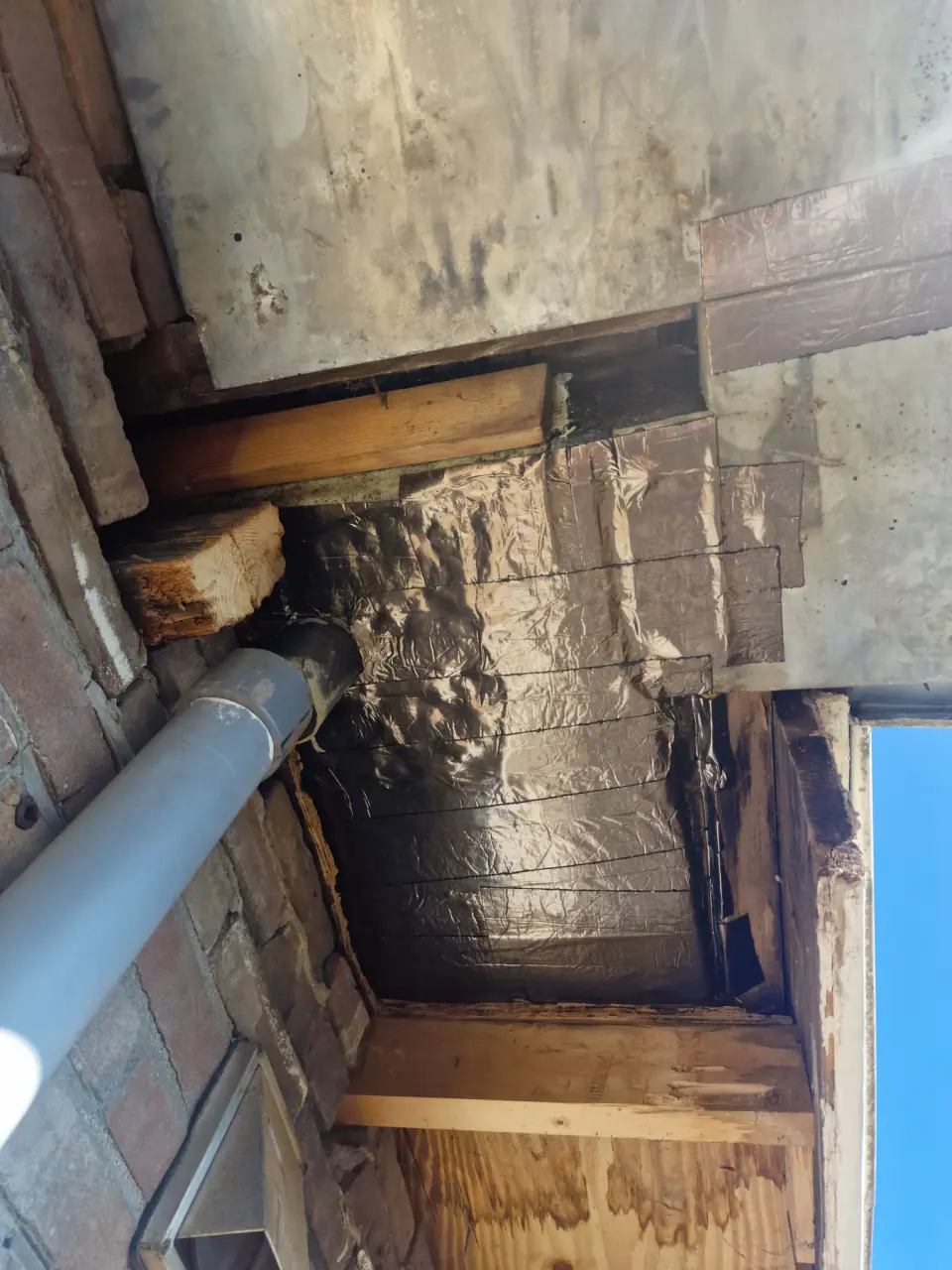 Nieuwe houten onderdelen in de opnieuw opgebouwde constructie van het overstek