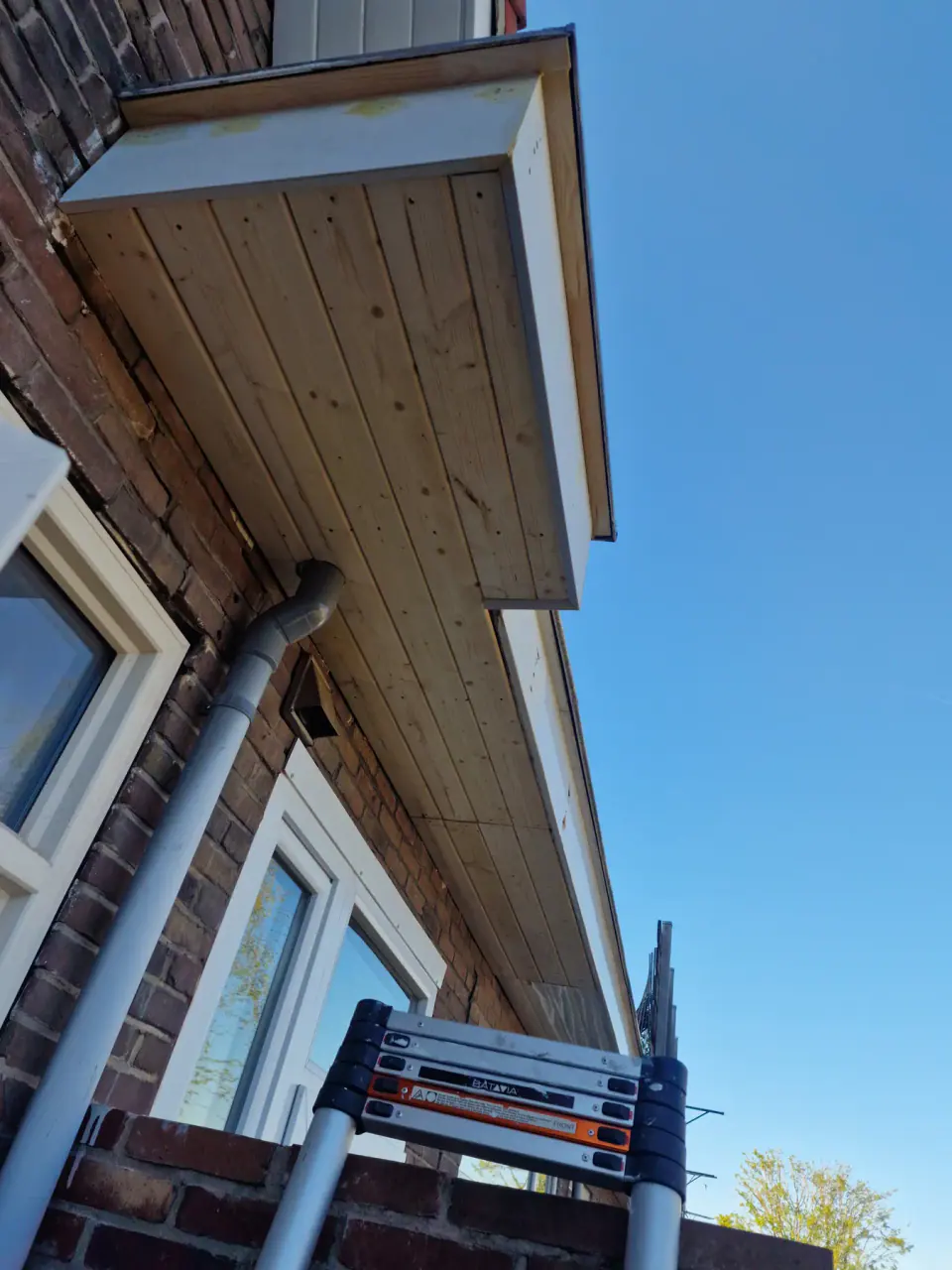 Nieuw houten overstek op maat gemonteerd bij een woning in Haarlem